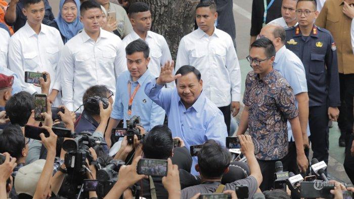Pasangan calon Presiden dan Wakil Presiden Prabowo Subianto dan Gibran Rakabuming Raka di halaman gedung KPU, Jakarta Pusat, Senin (27/11/2023).