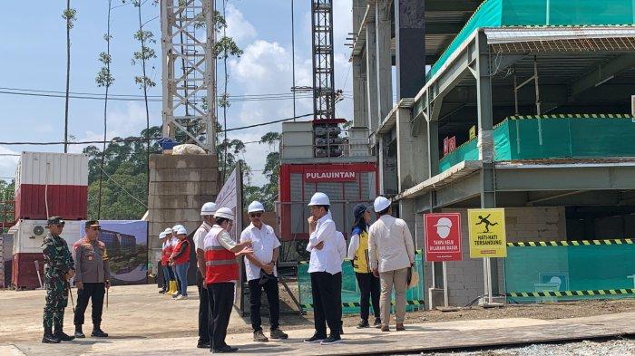 Presiden Republik Indonesia Joko Widodo, bersama Kapolri Jendral Listyo Sigit, Panglima TNI Jendral Agus Subiyanto, mantan Gubernur Jawa Barat Ridwan Kamil, Menteri Sekretariat Negara Pratikno, Kepala Otorita IKN Bambang Susantono, Pj Gubernur Akmal Malik, Pj Bupati PPU Makmur Marbun, berkunjung ke Ibu Kota Nusantara (IKN) di Sepaku, Penajam Paser Utara, Kalimantan Timur.