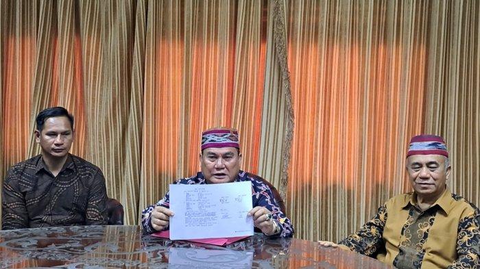 Bupati Kubar FX Yapan memeberkan keterangkan kepada awal media diruang kerjanya. Kamis (21/12/2023). Turut hadir juga Wakil Bupati, Kabag Hukum dan ajudan yang bersangkutan.TRIBUNKALTIM.CO/FEBRIAWAN