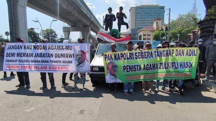 Massa yang mengatasnamakan Forum Umat Islam Bersatu (FIB) menggeruduk Mabes Polri, Jakarta pada Kamis (21/12/2023) siang untuk meminta Kapolri Jenderal Listyo Sigit Prabowo untuk menangkap Menteri Perdagangan (Mendag), Zulkifli hasan atau Zulhas yang diduga melakukan penistaan agama.