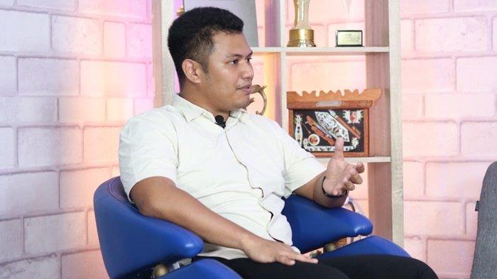 Kanit Tipidter Polresta Balikpapan, Iptu Wirawan Trisnadi Prawira saat menjadi narasumber dalam program Titik Temu yang digelar Tribun Kaltim, Kamis (21/12/2023). Dikatakannya, pom mini di Balikpapan dianggap tidak melawan hukum asalkan tidak menjual bahan bakar minyak bersubsidi.