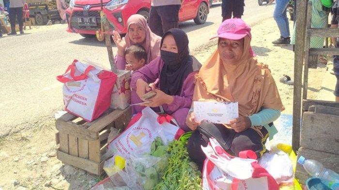 Pedagang Pasar Waru tunggu kedatangan Presiden Joko Widodo, mendapatkan uang tunai dan sembako.