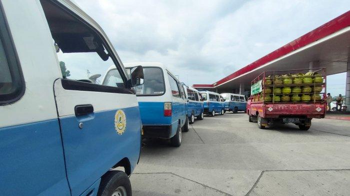 Antrean panjang di SPBU km 4 Jalan Soekarno Hatta, Kota Balikpapan, Kalimantan Timur pada 15 Desember 2023 siang.