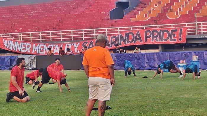 Situasi latihan para pemain Borneo FC Samarinda dipantau langsung oleh Manajer Borneo FC Dandri Dauri di Stadion Segiri Samarinda, Kalimantan Timur belum lama ini. 