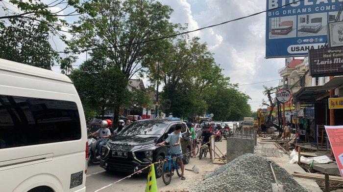 Pengerjaan proyek perbaikan saluran drainase di segmen Jalan Dr Soetomo, Kelurahan Sidodadi, Samarinda, Kalimantan Timur (22/12/2023).