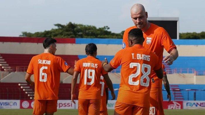 Pelatih Pieter Huistra pun memberi pujian atas kerja keras pemain bernomor punggung 80 yang ingin membayar kepercayaan Borneo FC Samarinda.