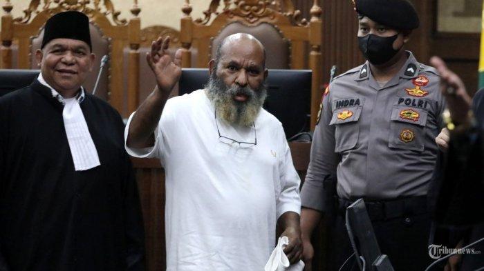 Terdakwa kasus dugaan suap dan gratifikasi Lukas Enembe usai menjalani sidang di Pengadilan Tipikor, Jakarta, Rabu (6/9/2023). Gubernur Papua nonaktif tersebut menjalani sidang lanjutan dengan agenda pemeriksaan terdakwa. - Lukas Enembe akan dibawa ke Papua pada Kamis (28/12/2023) dini hari, bakal diberi penghormatan oleh pemerintah Papua sebelum dimakamkan.