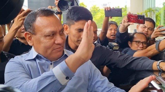 Ketua Komisi Pemberantasan Korupsi (KPK) yang diberhentikan sementara Firli Bahuri bungkam usai diperiksa Dewan Pengawas (Dewas) selama sekitar dua jam, Selasa (5/12/2023). Terungkap isi chat WhatsApp dengan Syahrul Yasin Limpo. Putusan sidang etik Dewas: Firli Bahuri wajib mundur sebagai pimpinan KPK