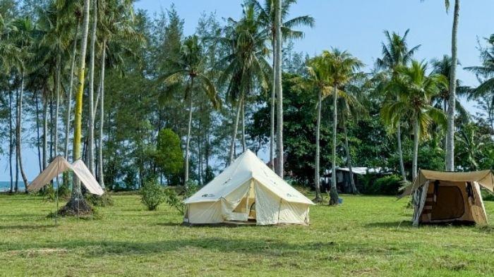 WATU BEACH. Inilah pilihan tempat untuk berkunjung yaitu 12 rekomendasi destinasi wisata pantai Balikpapan yang wajib dikunjungi bersama kerabat dan keluarga.
