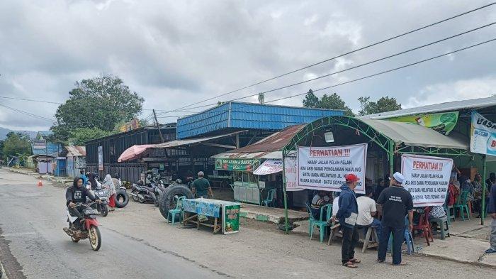 Kondisi jalan yang dilalui truk batu bara, hauling melalui Kecamatan Batu Sopang, Kabupaten Paser, warga sekitar yang menolak jalan umum untuk digunakan melintas truk pengangkut batu bara juga tampak masih melakukan blokade, Kamis (28/12/2023).