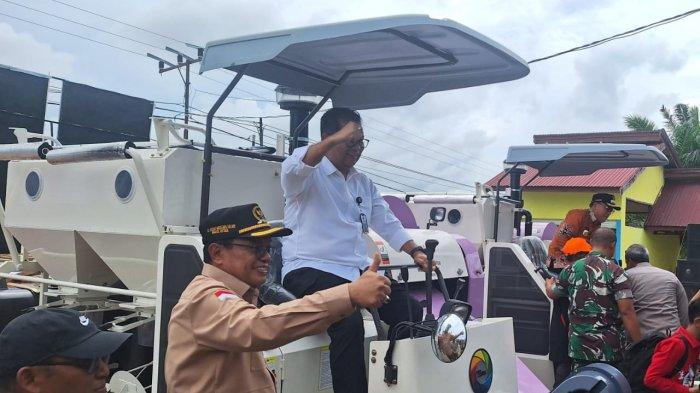 Pj Gubernur Kaltim, Akmal Malik saat berada Kecamatan Babulu, Kabupaten Penajam Paser Utara, Kamis (28/12/2023). Kegiatan ini menyerahkan alsintan kepada 19 poktan di Desa Sumber Sari dan Gunung Makmur, Kabupaten Penajam Paser Utara, Kalimantan Timur.