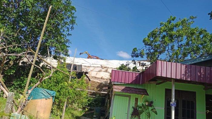 Penampakan lokasi jebolnya tanggul di proyek Perumahan Bukit Mediterania Cluster Premiers Hills Jalan MT Haryono Samarinda pada Jumat (29/12/2023) sore.TRIBUNKALTIM.CO/SINTYA ALFATIKA SARI