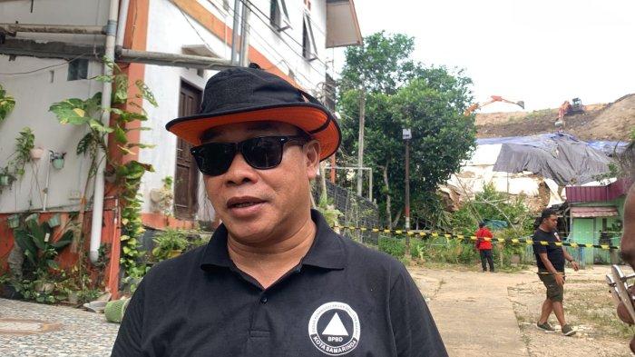 Kepala BPBD Samarinda Suwarso jelaskan faktor tanah longsor akibat jebolnya tanggul proyek pembangunan perumahan Premiere Hills di MT Haryono Samarinda, Sabtu (30/12/2023).TRIBUNKALTIM.CO/SINTYA ALFATIKA SARI