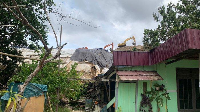 Kondisi rumah terdampak longsor di Jalan M Said Gang 6 Blok F Kecamatan Sungai Kunjang, Kota Samarinda, Kalimantan Timur pada Sabtu (30/12/2023) siang. Menurut penjelasan DLH Samarinda sejak lama pihaknya telah memberikan peringatan kepada pihak perusahaan.