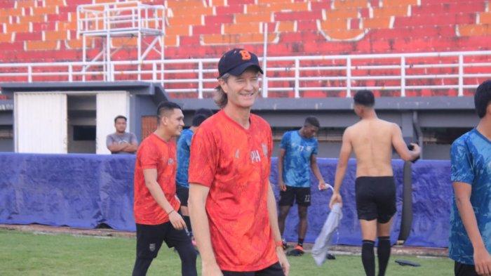 Pelatih Borneo FC Samarinda, Pieter Huistra saat ditemui usai sesi latihan Borneo FC Samarinda di Stadion Segiri Samarinda, Kalimantan Timur. Pieter Huistra mengatakan, dirinya harus bisa memaksimalkan waktu libur kali ini guna melakukan evaluasi kepada para pemainnya.