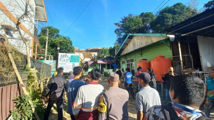 Warga Jalan M Said Gang 6 Blok F Kecamatan Sungai Kunjang Samarinda melihat tanggul milik perusahaan swasta yang jebol terletak di Jalan MT Haryono Perumahan Bukit Mediterania Cluster Premiers Hills.