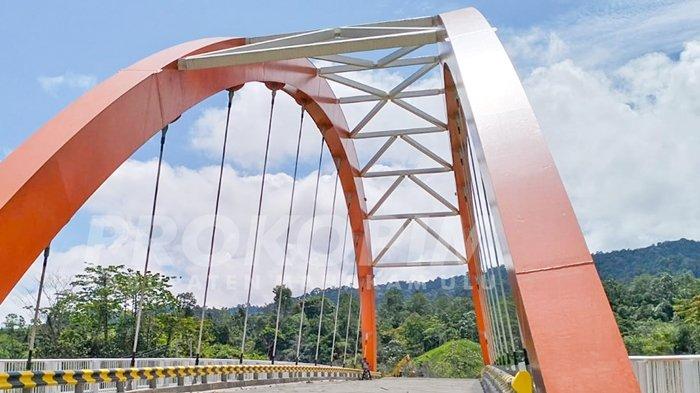 PEMBANGUNAN JEMBATAN MAHULU - Bupati Mahulu, Bonifasius Belawan Geh bersama jajaran pemerintah Kabupaten meresmikan jembatan Long Melaham, Mahakam Ulu. Bupati Bonifasius Belawan Geh menyebut jembatan bisa menjadi icon wisata di Mahakam Ulu, Selasa (20/2/2024). 