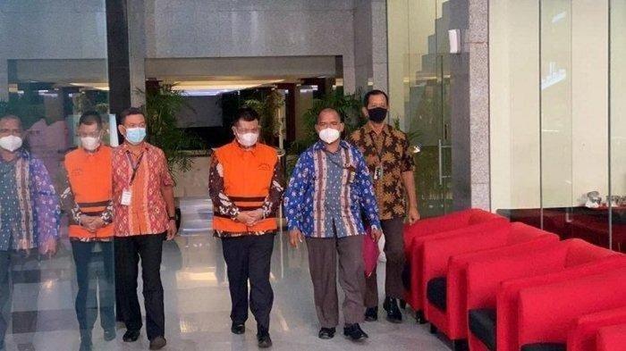 Komisi Pemberantasan Korupsi (KPK) menahan Bupati Bandung Barat Aa Umbara Sutisna, Jumat (9/4/2021). Aa Umbara diborgol.
