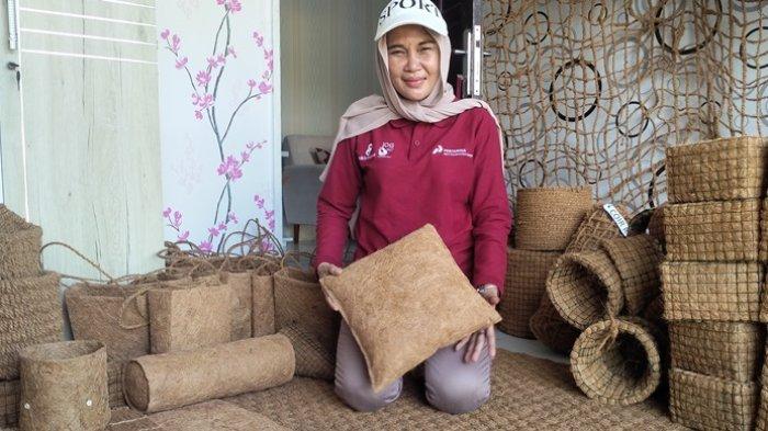 Rusni Febrianti saat menunjukkan produk olahan sabut kelapa yang ia produksi bersama ibu-ibu di Penajam Paser Utara.