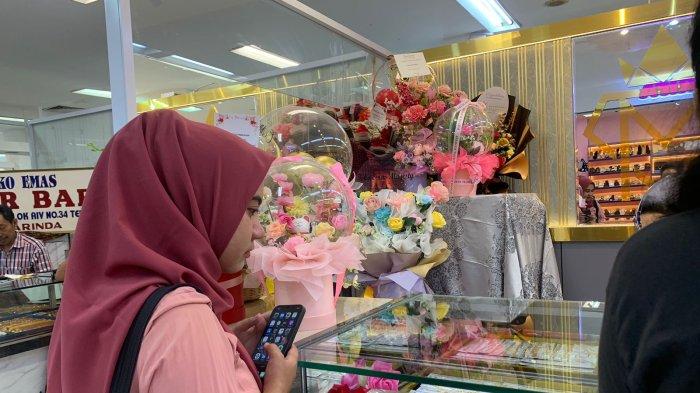 Suasana Mal Mesra Indah saat ini tengah diramaikan beberapa lapak emas dari Pasar Pagi Samarinda, Selasa (2/1/2024).TRIBUNKALTIM.CO/SINTYA ALFATIKA SARI
