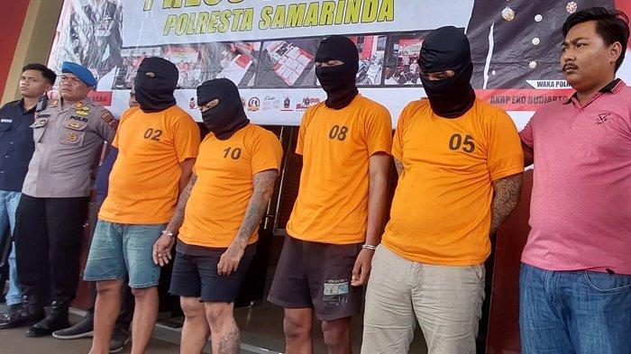 Empat pelaku pengeroyokan menggunakan sajam saat dihadirkan dalam press release di Mapolresta Samarinda, Selasa (2/1/2024).