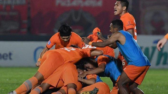 Pemain Borneo FC Samarinda merayakan kegembiraan usai menang di pertandingan Liga 1.