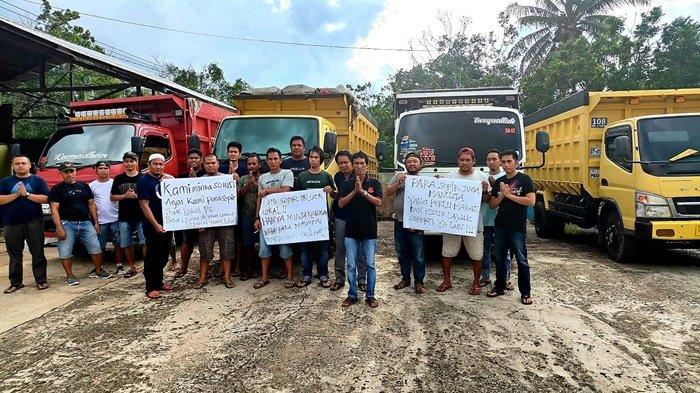 Para sopir truk lokal asal Kabupaten Paser yang terdampak aksi pencegatan angkutan batu bara di Kecamatan Batu Sopang.
 
