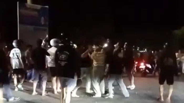 TABRAK LARI - Warga yang emosi mengerumuni sopir Avansa (kepala botak) yang mencoba kabur, setelah menabrak pengendara motor di Jalan R Suprapto, tepatnya di simpang tiga Ramayana, Kelurahan Bontang Baru, pada Rabu (31/1/2024) malam.