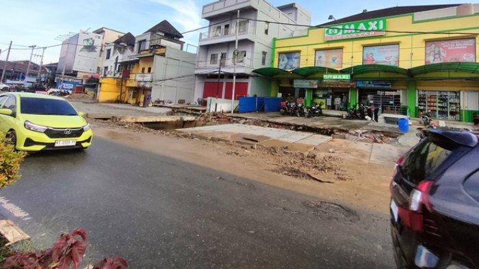 Kondisi Terkini Dampak Proyek DAS Ampal di kawasan Jalan MT Haryono Balikpapan Selatan, Rabu (3/1/2024).