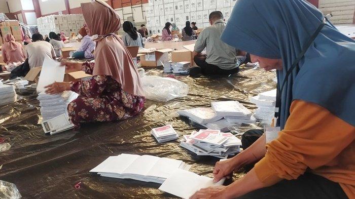 KPU Berau mulai melakukan pelipatan surat suara dengan target selesai dalam kurun waktu satu minggu. Untuk itu,  KPU Berau terus membuka pendaftaran petugas lipat surat suara Pemilu 2024.