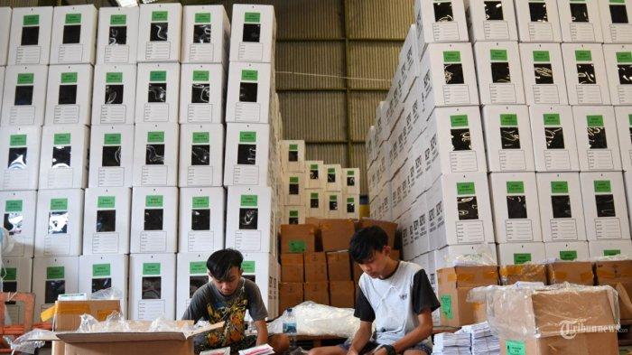 Pekerja melipat surat suara Pemilu 2024 di gudang Bulog Kabupaten Malang, Jawa Timur, Rabu (3/1/2024). Komisi Pemilihan Umum (KPU) Kabupaten Malang mulai melakukan pelipatan dan penyortiran surat suara pada pemilu 2024 untuk Daftar Pemilih Tetap (DPT) sebanyak 2.054.178. KPU Kabupaten Malang memberdayakan 200 pekerja saat pelipatan surat suara tersebut.