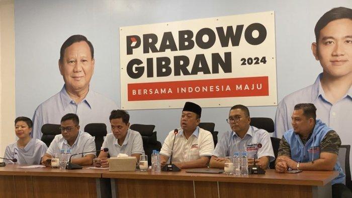 Wakil Ketua TKN Prabowo-Gibran, Habiburokhman, Sekretaris TKN Prabowo-Gibran, Nusron Wahid dan pengurus memberi keterangan pers soal pemanggilan Bawaslu Jakarta Pusat terhadap cawapres Gibran Rakabuming Raka, di Media Center Prabowo-Gibran, Kebayoran, Jakarta Selatan, Selasa (2/1/2024).