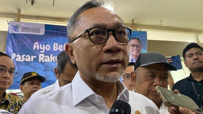 Menteri Perdagangan (Mendag) Zulkifli Hasan ketika diwawancara usai melakukan mengecek harga pangan di Pasar Senen Blok III, Jakarta Pusat, Kamis (30/11/2023). 