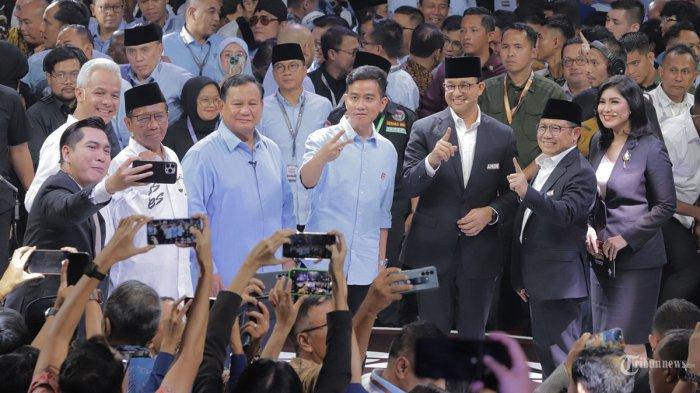 Pasangan Calon Presiden nomor urut 01 Anies Baswedan - Muhaimin Iskandar, 02 Prabowo Subianto-Gibran Rakabuming Raka dan 03 Ganjar Pranowo-Mahfud MD berfoto bersama usai mengikuti Debat Pertama Calon Presiden 2024 di Halaman Gedung KPU, Jakarta Pusat, Selasa (12/12/2023). Debat Perdana tersebut mengusut tema Hukum, Hak Asasi Manusia (HAM), Pemberantasan Korupsi, dan Penguatan Demokrasi. Ketua KPU sebut gimik yang terjadi saat debat capres cawapres bisa dipengaruhi karena situasi dan psikologis saat acara berlangsung.