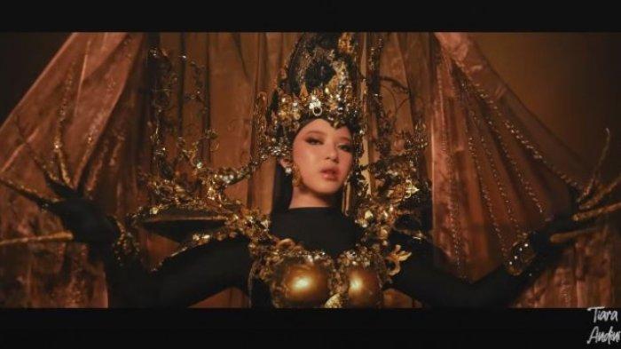 Potret Tiara Andini di Music Video Ngeluwihi.