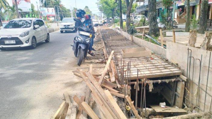 Kondisi pengerjaan proyek peningkatan saluran drainase Jalan Ruhui Rahayu, Kota Balikpapan, Kalimantan Timur. Proyek ini mendapat perpanjangan waktu lantaran mengalami beberapa kendala, membuat pengerjaaan proyek menjadi terlambat dari masa tenggat yang ditentukan pada akhir 2023 lalu.