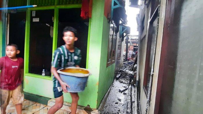 Bocah berteriak memanggil kerabatnya setelah mengetahui tembok rumah keluarganya berasap diduga titik api pada kebakaran di Gang Tukang, tembus Gang Swarga RT 09 Kelurahan Teluk Lerong Ilir Kecamatan Samarinda Ulu Kalimantan Timur, Sabtu (6/1/2024).