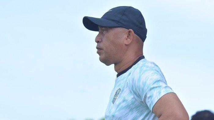 Salahuddin saat memandu latihan Nusantara United FC di Stadion Kebogiro, Boyolali. Pihaknya optimis amankan tiga poin di babak play off degradasi Liga 2 pada Sabtu (6/1/2023).