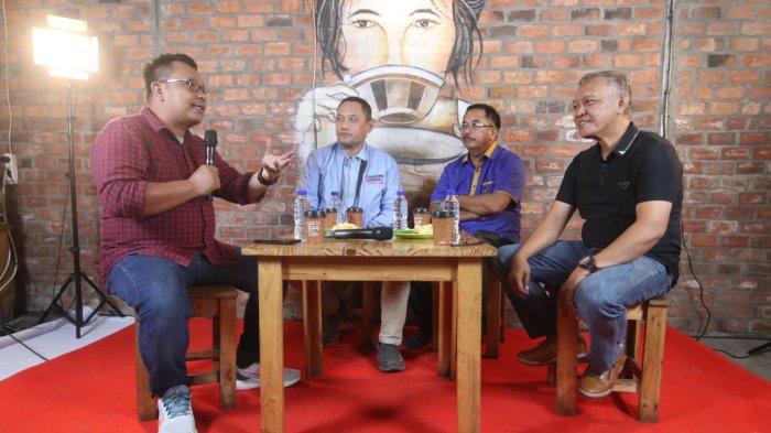 Sekjen Partai Gerindra Kalimantan Timur, Seno Aji, Fungsional Partai Nasdem yang juga mantan Walikota Balikpapan, Rizal Efendi, Politisi PDIP yang juga Anggota DPRD Provinsi Kalimantan Timur, Muhammad Samsun dan pimpinan Redaksi Tribun, Ibnu Taufik Juwariyanto berdialog di selah kegiatan Nobar Calon Presiden Republik Indonesia putaran ke tiga yang diselenggarakan Tribun Kaltim di cafe Lapongka, Jl. Indra Kila Balikpapan, Kalimantan Timur, Minggu (7/1/2024) malam.