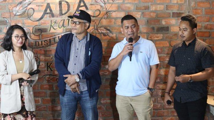 Para pendukung ketiga paslon dalam kegiatan nonton bareng Debat Capres 2024 di Balikpapan, Kalimantan Timur, Minggu (7/1/2024). 