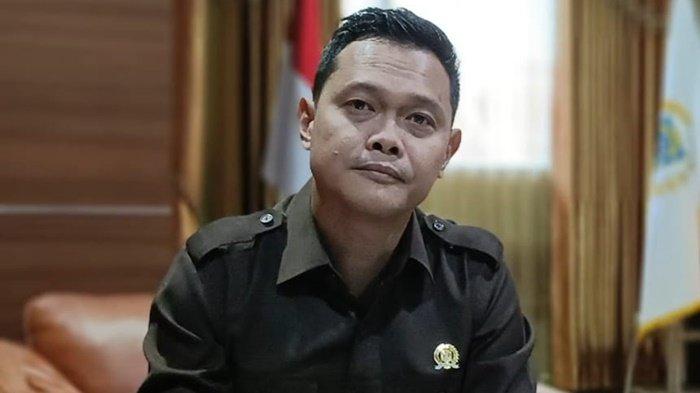 Ketua DPRD Kabupaten Paser, Hendra Wahyudi saat menjelaskan hasil hearing dengan perwakilan sopir truk angkutan batu bara yang terdampak aksi pengadangan, Senin (8/1/2024).