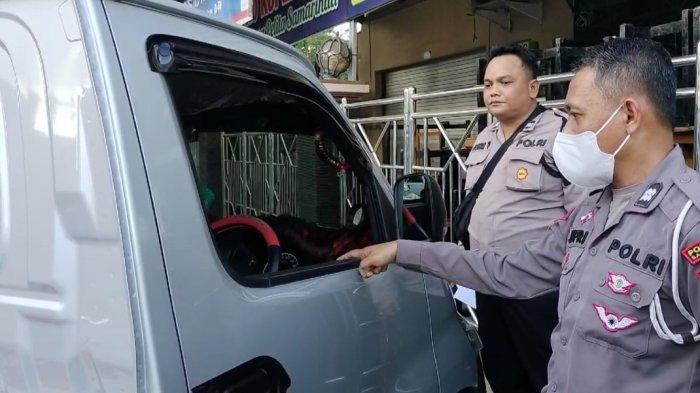 Personel Polsek Sungai Pinang memeriksa kondisi mobil pickup yang menjadi sasaran pencurian modus pecah kaca di depan Masjid Pita Agung Samarinda, Minggu (7/1/2024)