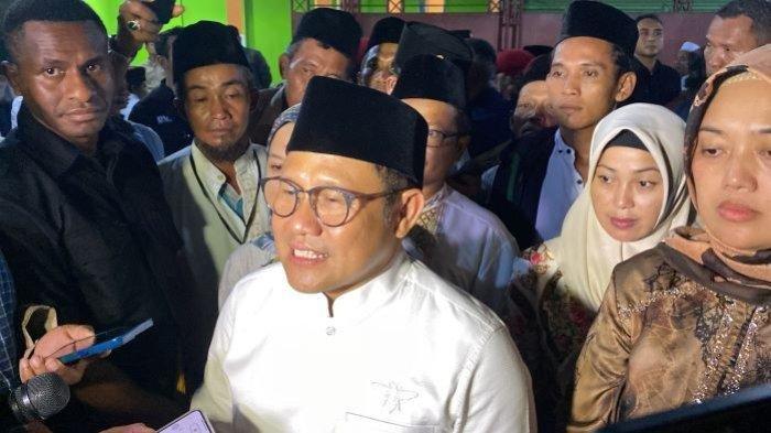 Cawapres nomor urut 1 Muhaimin Iskandar atau Cak Imin saat menghadiri sholawatan kebangsaan di Candipuro, Lampung Selatan, Senin (8/1/2024). Cak Imin menilai tidak ada yang salah dalam proses debat (calon presiden) capres pada Minggu (7/1/2024) malam lalu. Menurut Cak Imin, debat capres antara Anies Baswedan, Prabowo Subianto dan Ganjar Pranowo sudah memunculkan visi dan misi masing-masing pasangan calon.