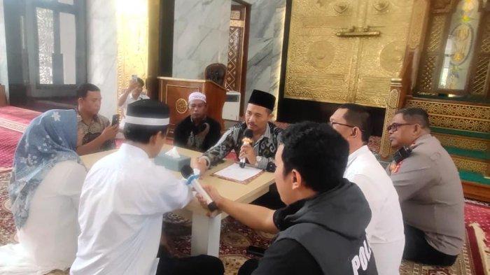 Polresta Balikpapan mendampingi tersangka pelecehan seksual dalam melaksanakan pernikahan di Masjid Baitul Aman, Rabu (10/1/2024). Meskipun menjadi tersangka, pihak kepolisian menegaskan bahwa Polri memberikan pelayanan tanpa pilih kasih dan menghormati hak tersangka untuk menikah.TRIBUNKALTIM.CO/HO/POLRESTA BALIKPAPAN