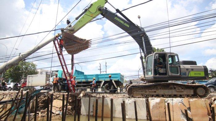 Sebuah tiang listrik miring di proyek DAS Ampal, Jalan MT Haryono, Balikpapan dievakuasi oleh tim teknisi PLN Balikpapan karena berpotensi membahayakan pengguna jalan. Evakuasi melibatkan mobil crane dan ekskavator, dengan bobot tiang mencapai 1,5 ton.