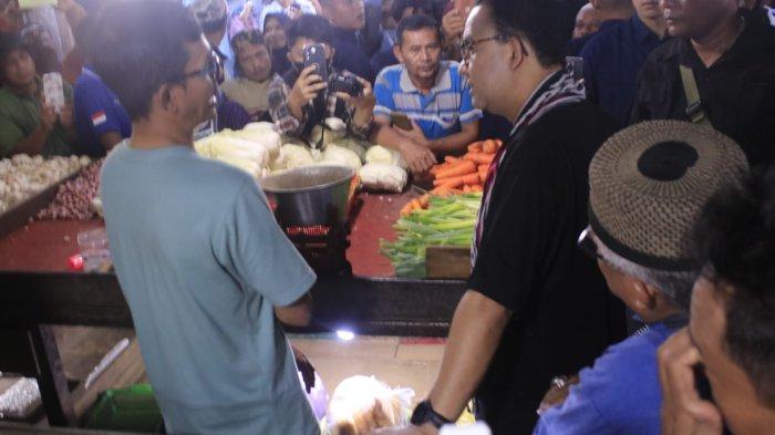 Sukamto (45) seorang penjual sayuran di Pasar Segiri Samarinda, saat berbincang dengan Anies Baswedan, Kamis (11/1/2024). Dirinya pun bersyukur dapat bertemu langsung dengan Anies Baswedan, karena biasanya, hanya bisa menyaksikannya di televisi saja.