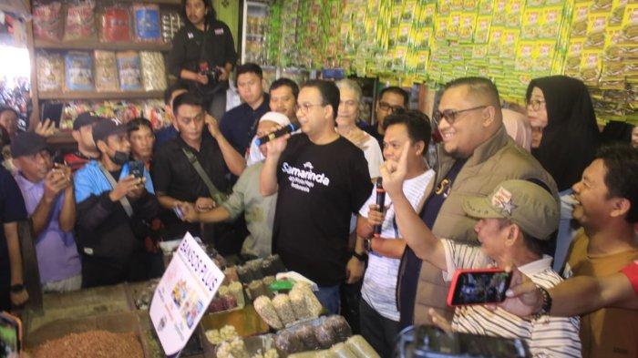 KUNJUNGI PASAR SEGIRI - Calon Presiden nomer urut 1, Anies Baswedan disambut antusias warga, maupun pedagang ketika mengunjungi Pasar Segiri Jalan Pahlawan Samarinda Kalimantan Timur, Kamis (11/1/2024)