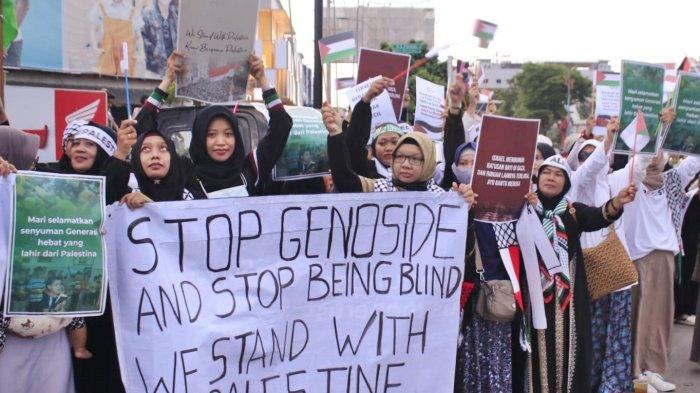 Masyarakat yang mengatasnamakan Cinta Palestina melakukan aksi unjuk rasa di jalan perkotaan Samarinda, Kalimantan Timur, Sabtu (13/1/2024).
