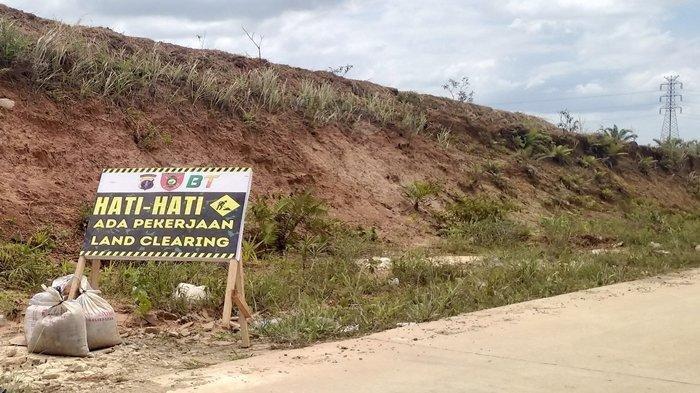 Lokasi yang akan dijadikan pembangunan bandara VVIP di Penajam Paser Utara, Kalimantan Timur, pendukung infrastruktur IKN Nusantara.  Warga tak bisa berkebun sejak lahan dinyatakan masuk bandara VVIP IKN Nusantara. Dan hingga saat ini belum kejelasan penggantian lahan.
