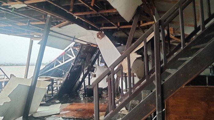 DITABRANG TONGKANG - Penampakan Cafe Tepi Mahakam di Samarinda yang ditabrak tongkang batu bara, Selasa (14/1/2025). Tampak bagian dalam bangunan cafe yang hancur